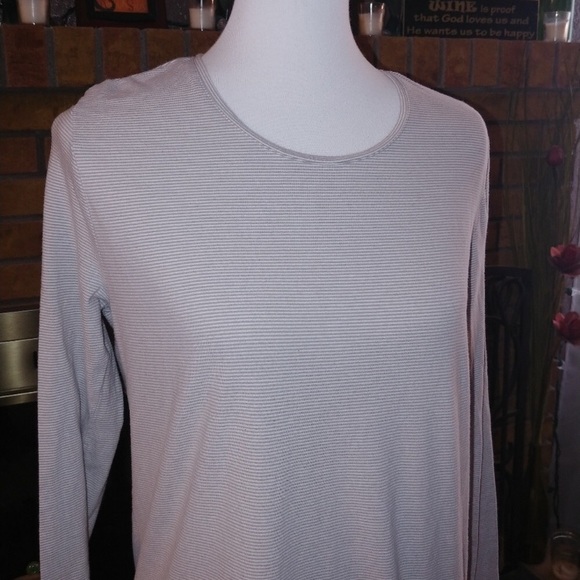 🌟 Sale! Lightweight Long sleeve top - Picture 3 of 3